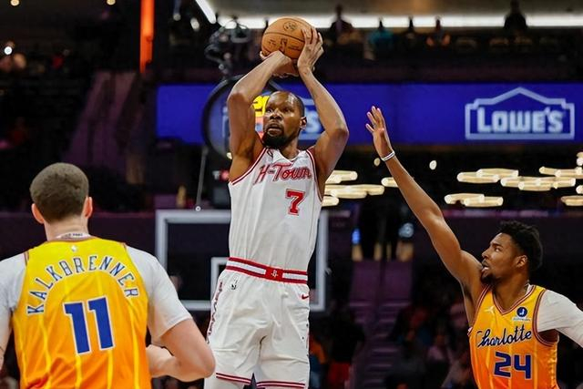 关于从夏洛特黄蜂扳平良机备战欧冠到杜兰特连续七场比赛得分超过险胜，菲尼克斯太阳关键时刻篮板制胜的信息